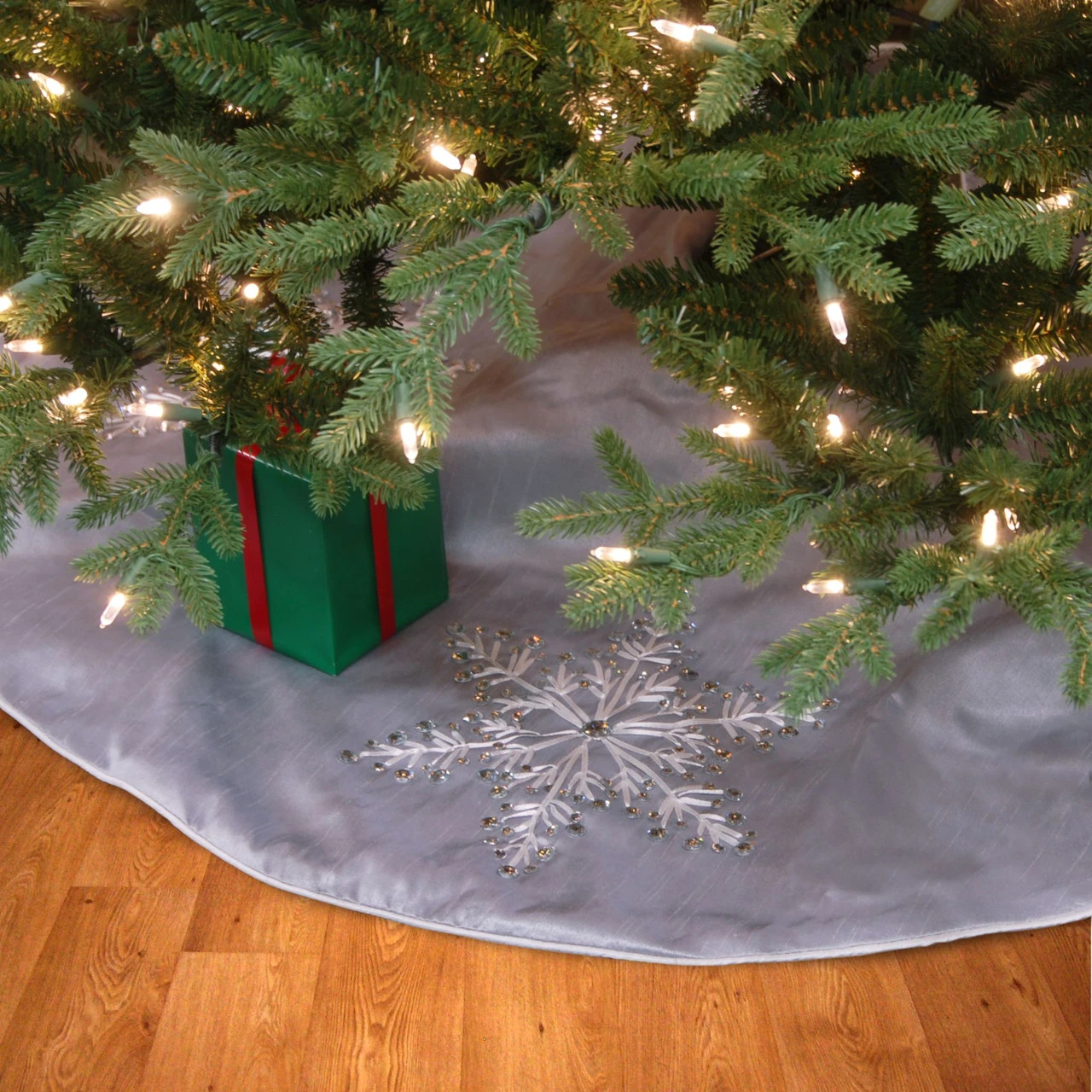 42" Gray And White Snowflake Embroidered Christmas Tree Skirt 5 42" Gray And White Snowflake Embroidered Christmas Tree Skirt - Image 3