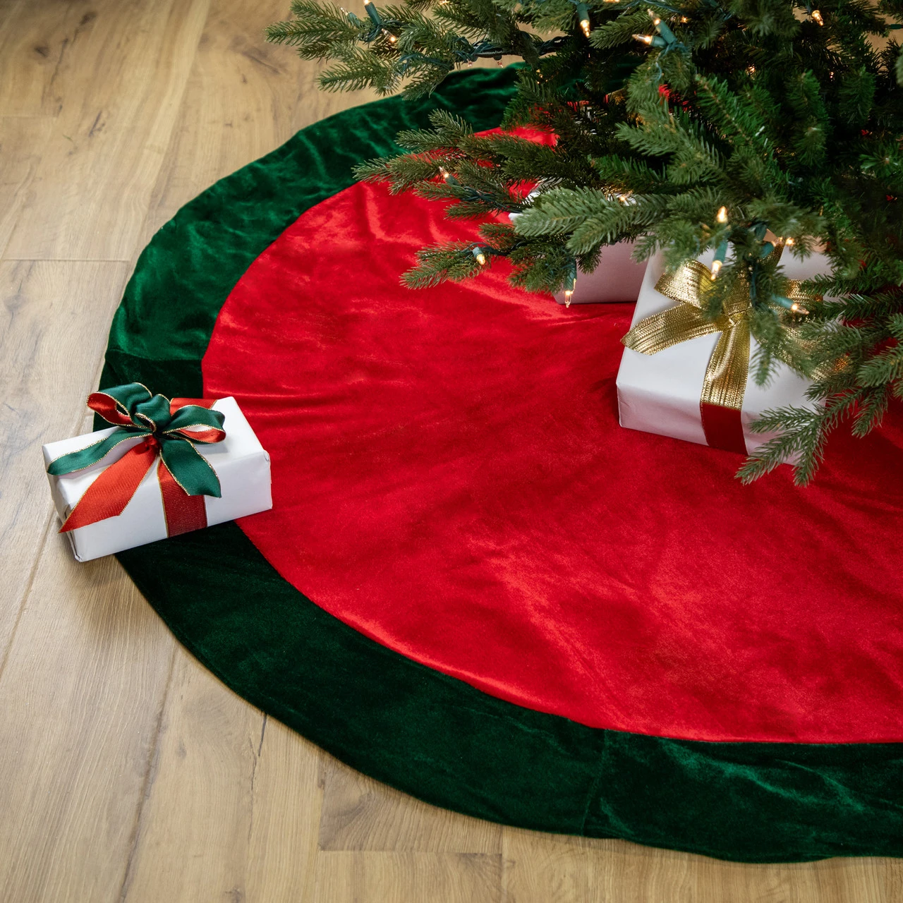 60" Red Traditional Christmas Tree Skirt With Green Border Trim 3 60" Red Traditional Christmas Tree Skirt With Green Border Trim