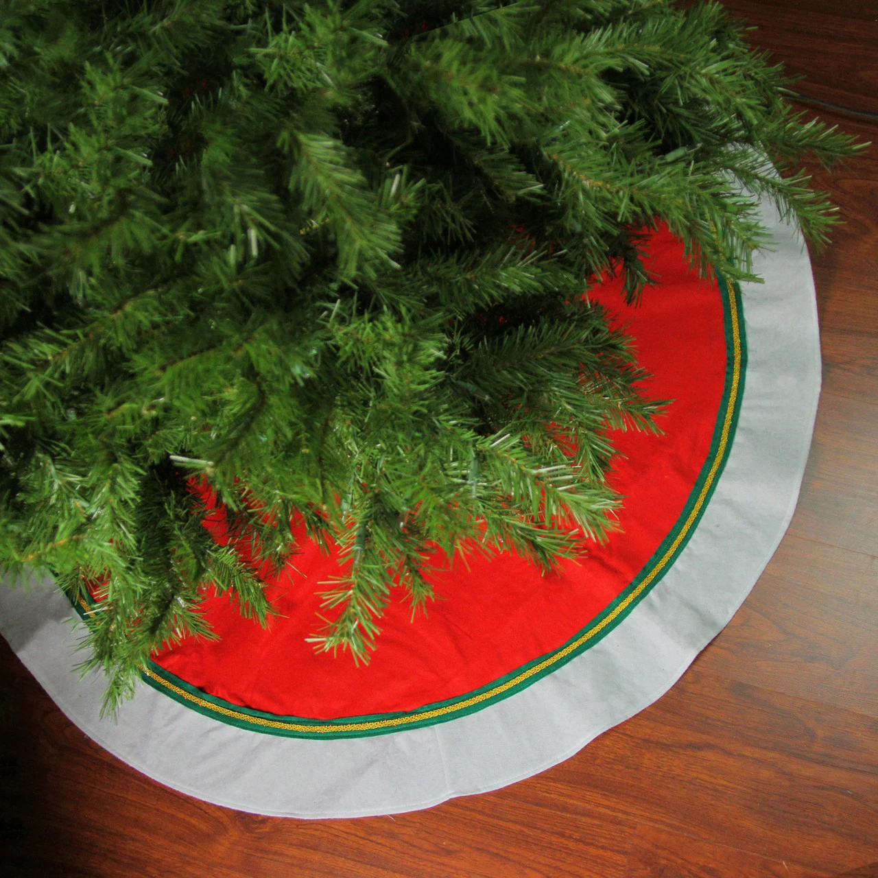 48" Red And White Contemporary Christmas Tree Skirt 3 48" Red And White Contemporary Christmas Tree Skirt