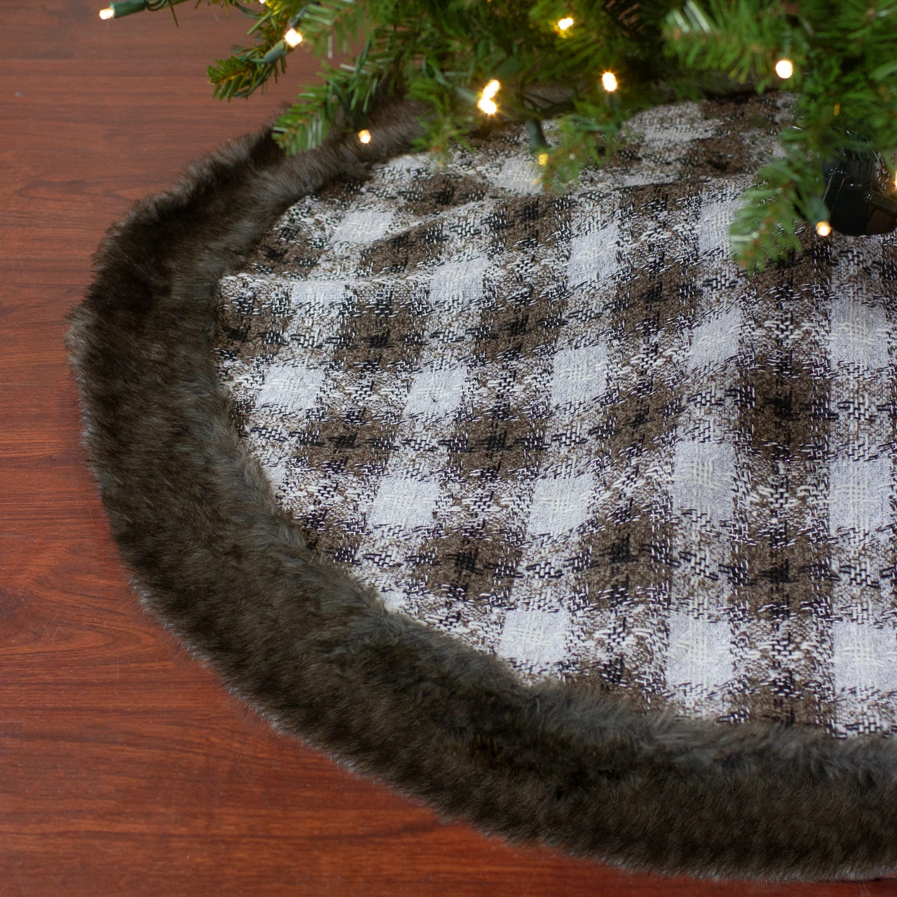 48" Brown And White Plaid Christmas Tree Skirt With Faux Fur 3 48" Brown And White Plaid Christmas Tree Skirt With Faux Fur