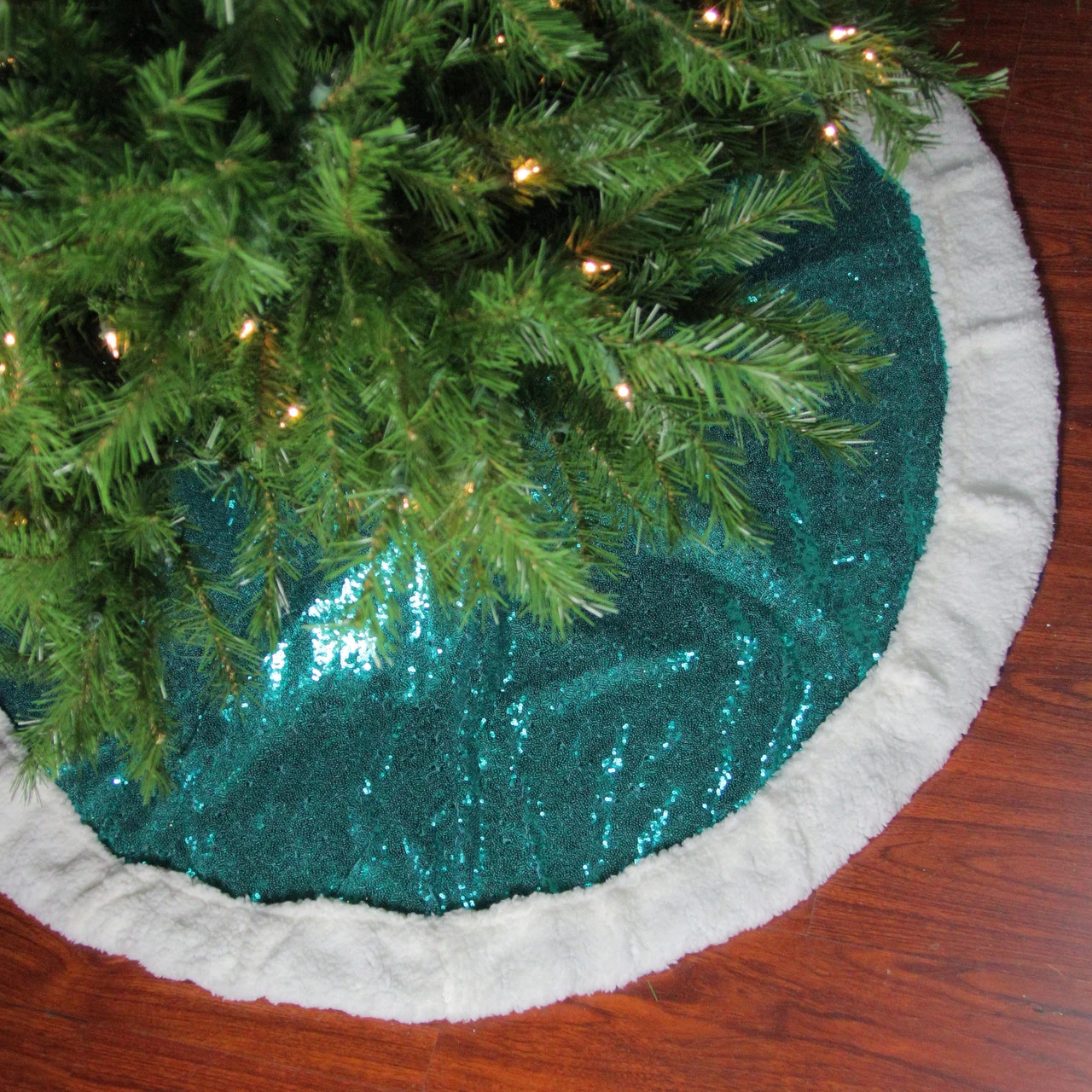 47" Green And White Paillette Sequins Christmas Tree Skirt 3 47" Green And White Paillette Sequins Christmas Tree Skirt