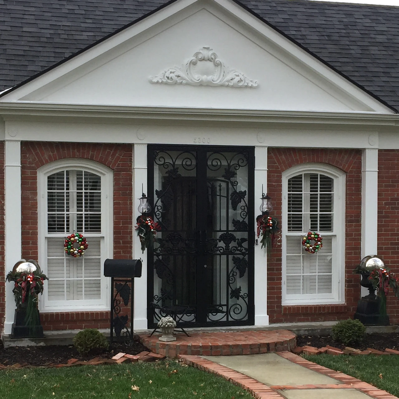 Traditional Colors 2-Finish Shatterproof Ball Christmas Wreath, 24-Inch 9 Traditional Colors 2-Finish Shatterproof Ball Christmas Wreath, 24-Inch - Image 7