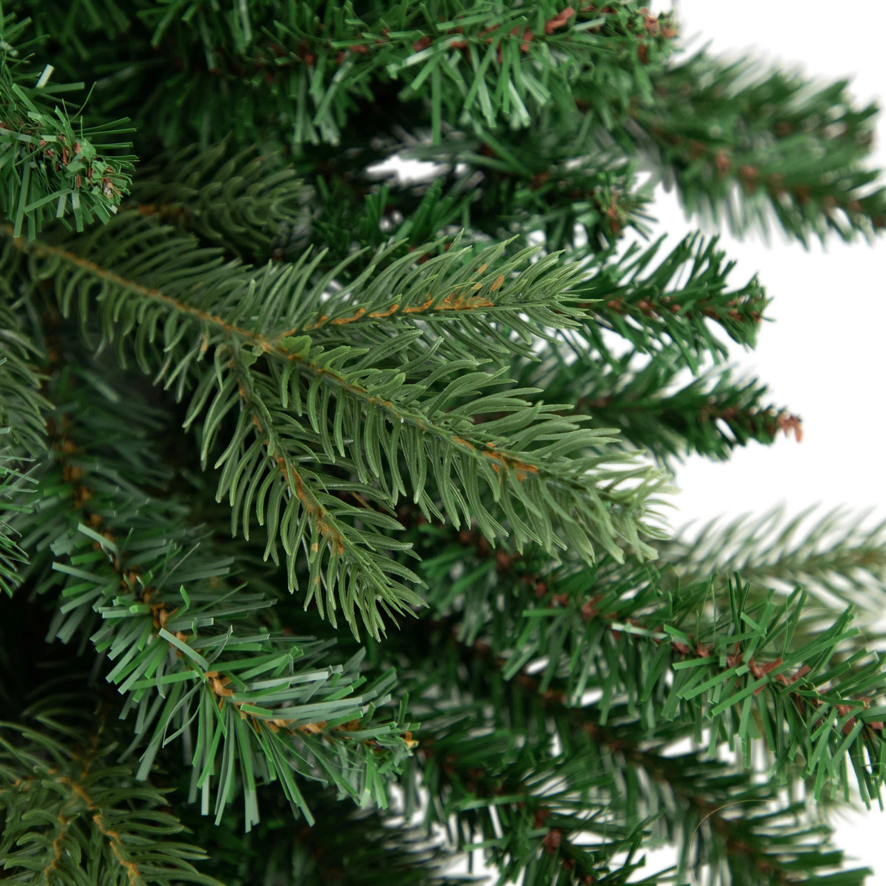 Grande Spruce Artificial Christmas Wreath, 24-Inch, Unlit 8 Grande Spruce Artificial Christmas Wreath, 24-Inch, Unlit - Image 6